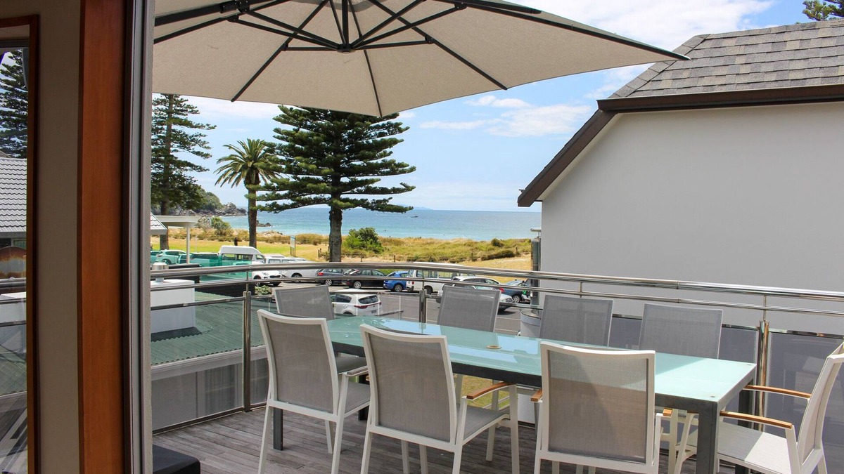 Mount Maunganui House | Beachfront on Marine Parade with room for the family