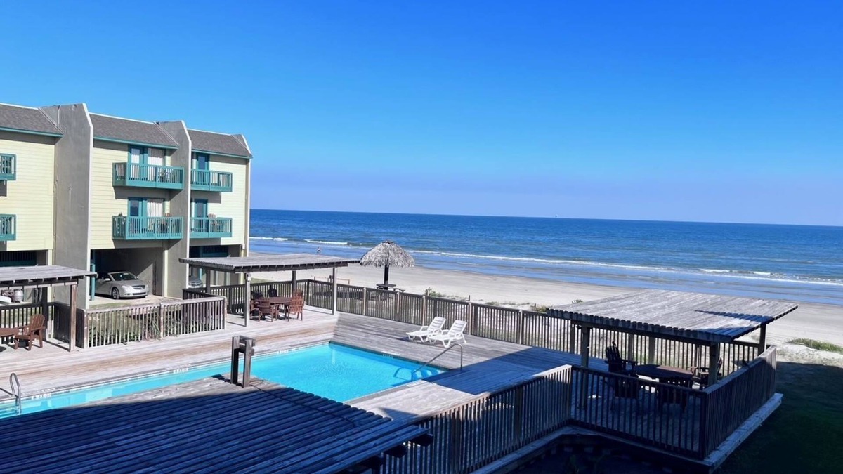 Freeport Condo | Beachfront One Bedroom Condo w/Seaside Pool. Pet Friendly! 2 or 7 night stay.