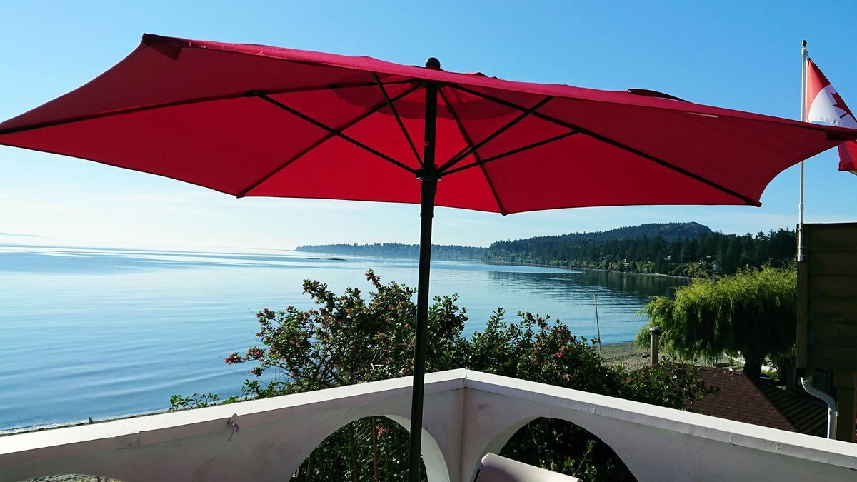Cordova Bay Apartment | Beachfront paradise!
