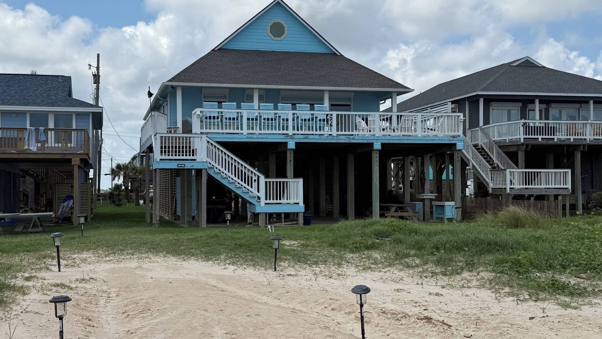 Surfside Beach House | Beachfront - Pirate's Treasure - 6 bed 4 bath, large deck