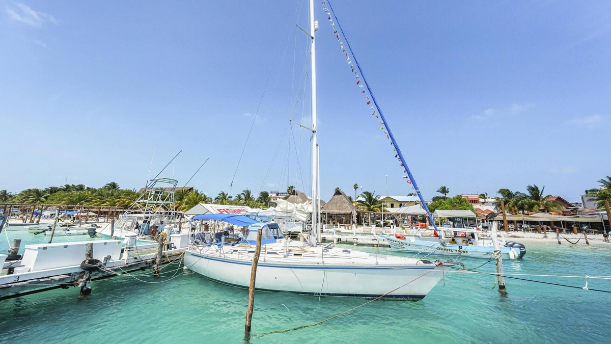 Centro - Supmza 001 Boat Rental | Beachfront Private Sailboat w/AC and bathroom