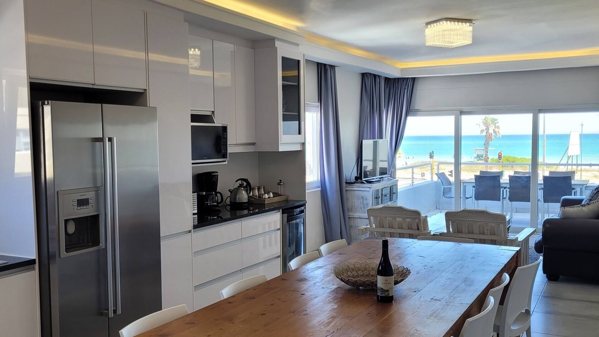 Strand Apartment | Beachfront property with swimming pool