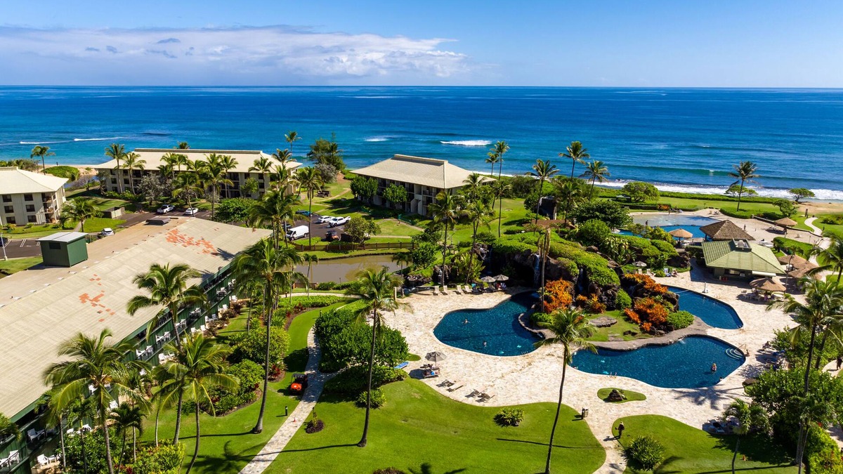 Hanamaulu Condo | BEACHFRONT RESORT restaurants on site, Ocean & Pool Views!