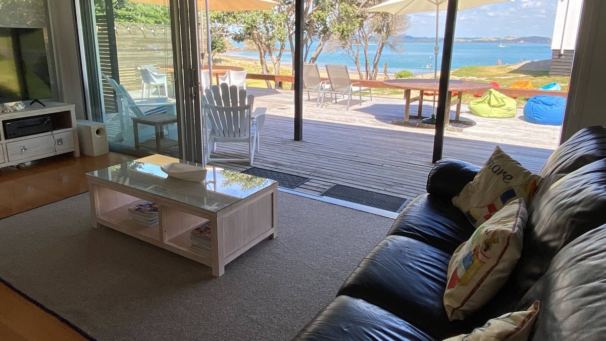Russell House | Beachfront Retreat Bay of Islands