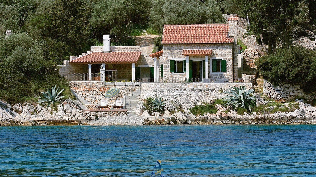 Stari Grad Villa | Beachfront Retreat Near Stari Grad