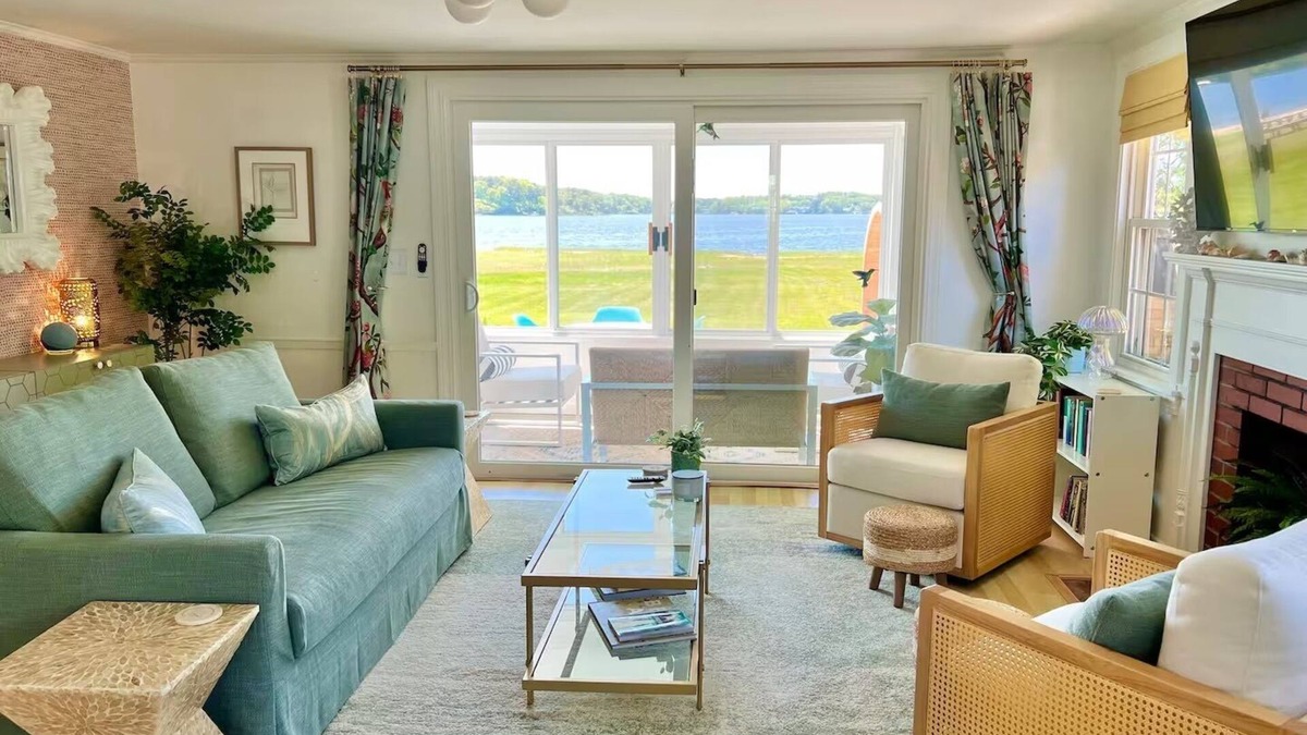 South Dennis House | Beachfront - Sauna - Screened Patio - 2 King Beds - Dogs Encouraged!
