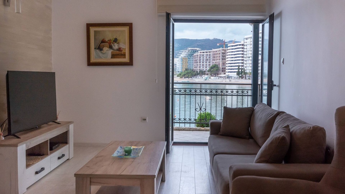 Przno Apartment | Beachfront Seaview Apartment in Rafailovici