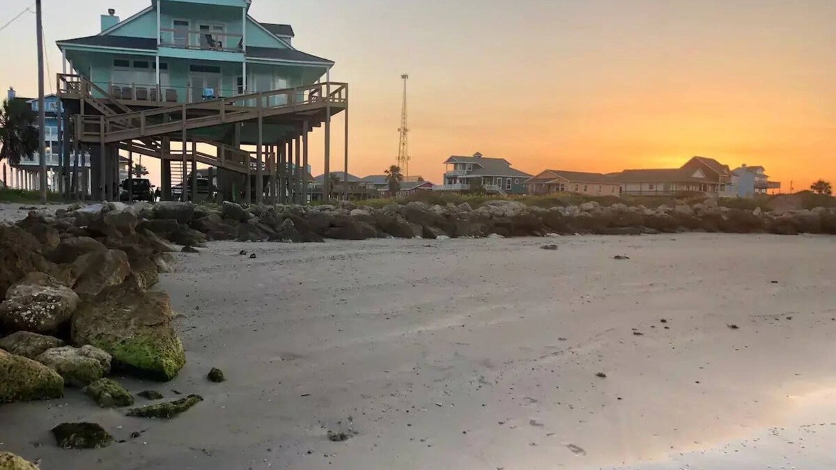 San Luis House | BEACHFRONT, spacious, & family-friendly