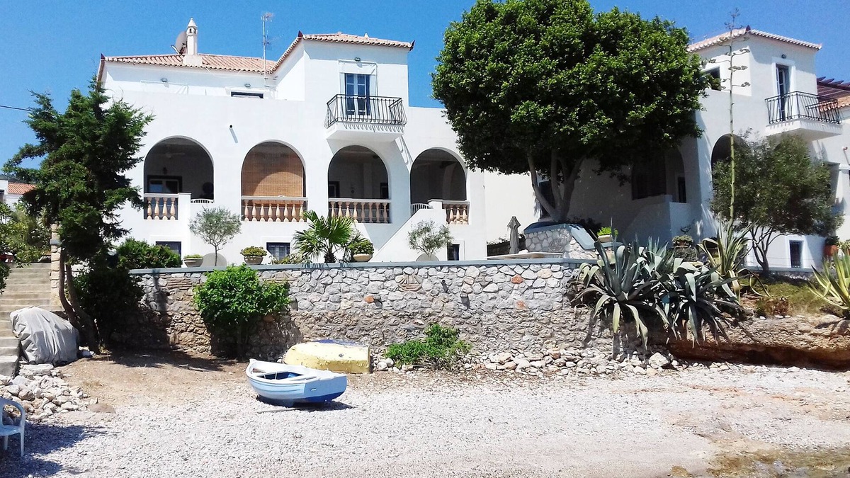 Spetses Villa | Beachfront Spetses spectacular fully equipped traditional Villa families/groups
