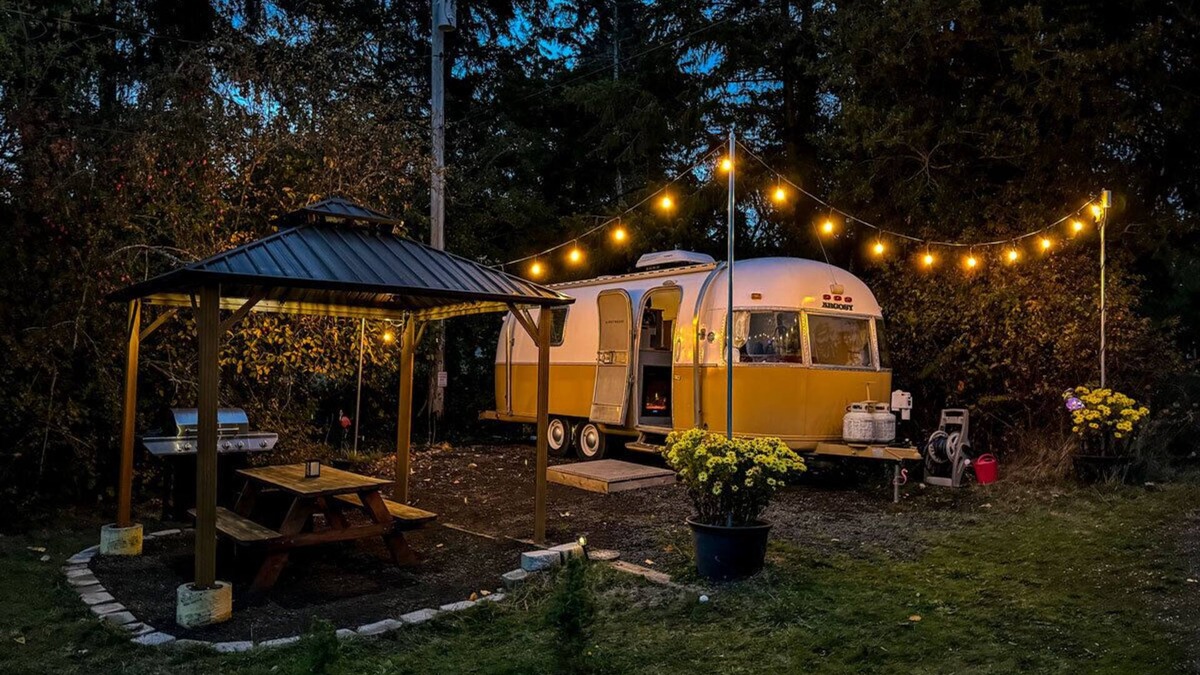 Erlands Point-Kitsap Lake House | Beachfront Steampunk Airstream, Cosy Year-Round Glamping on the Kitsap Peninsula