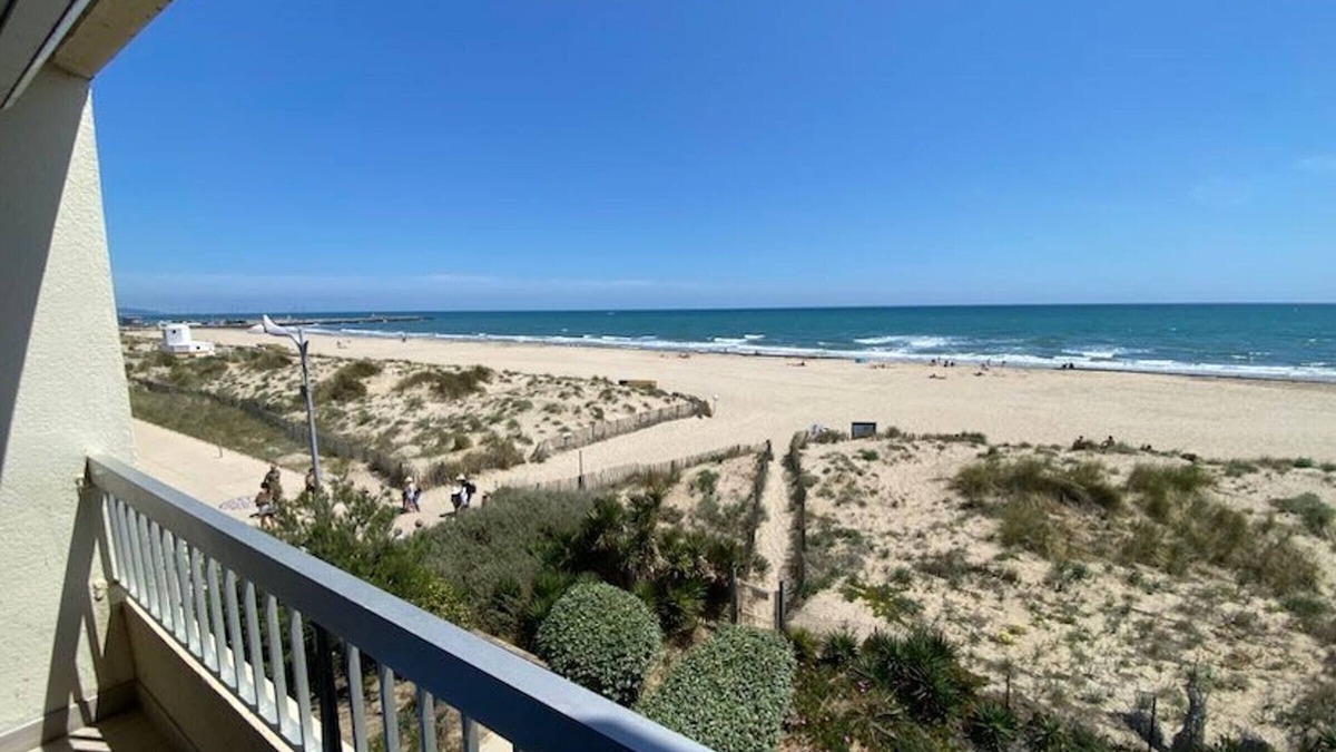 Marseillan Plage Apartment | Beachfront studio, large fridge, dishwasher, washing machine, private parking