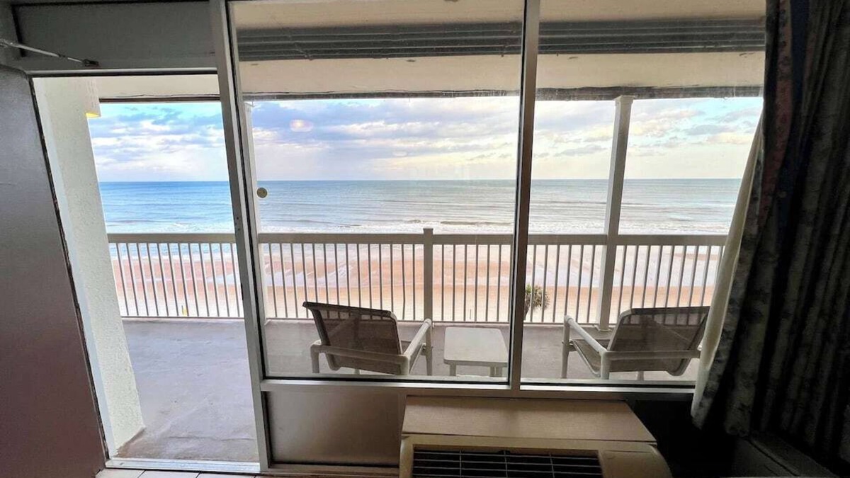 Ortona Park Condo | Beachfront Studio - King Bed & Direct Ocean View