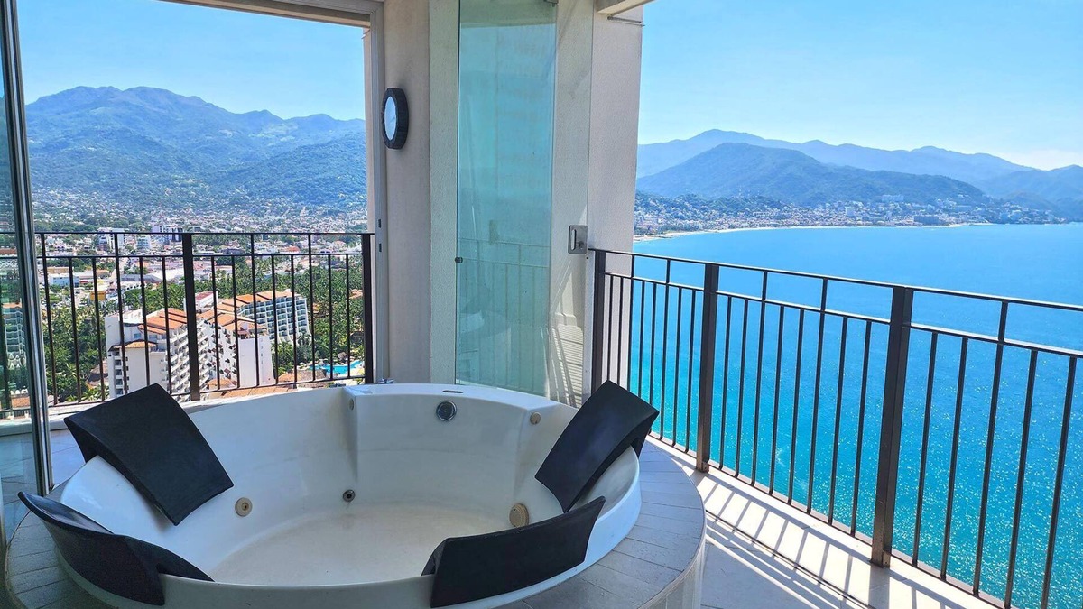 Fluvial Vallarta Condo | Beachfront & stunning views !