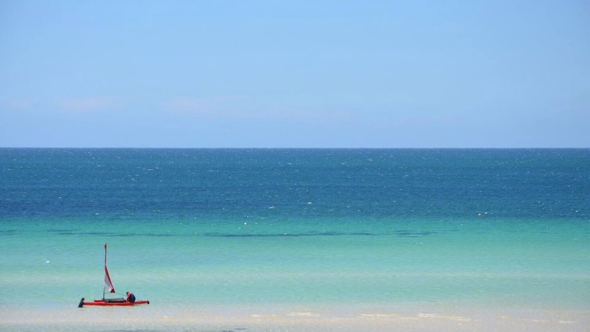 Island Beach House | Beachfront + Stunning Views + Free WIFI + Air Con + Fireplace