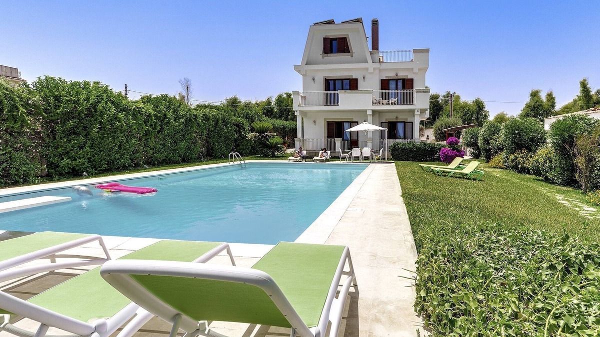 Carrozziere Villa | Beachfront Syracuse Villa | 5 Bedrooms | Villa Maddocazzo | Spectacular Sea.
