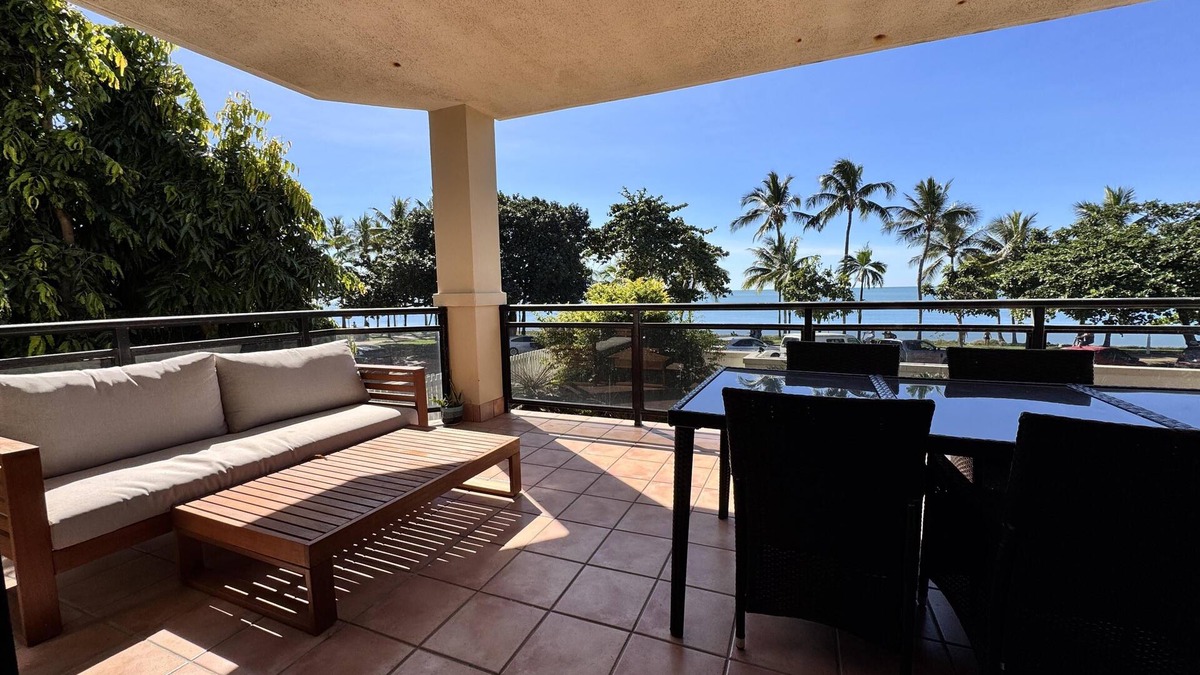 North Ward Apartment | Beachfront The Strand - Spacious Apt. 2/103 - Luxurious Beachfront Apartment on The Strand