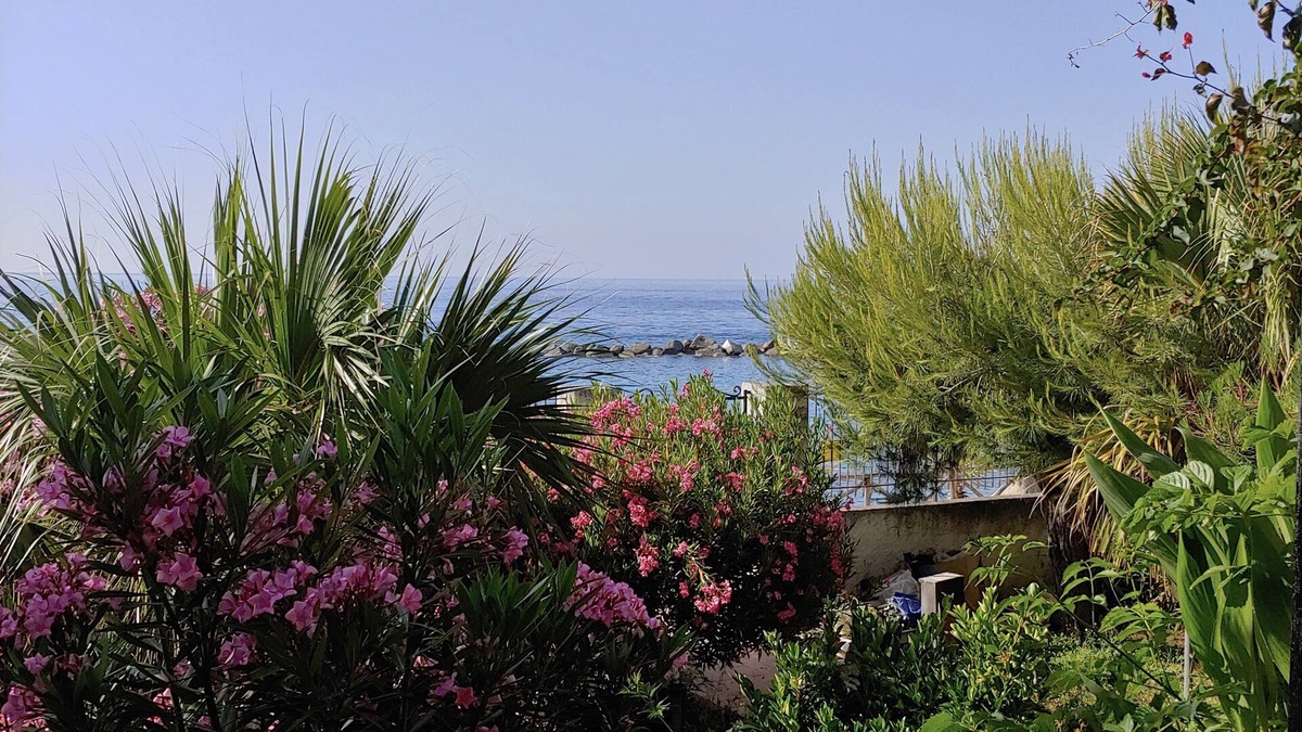 Province of Messina House | Beachfront townhouse