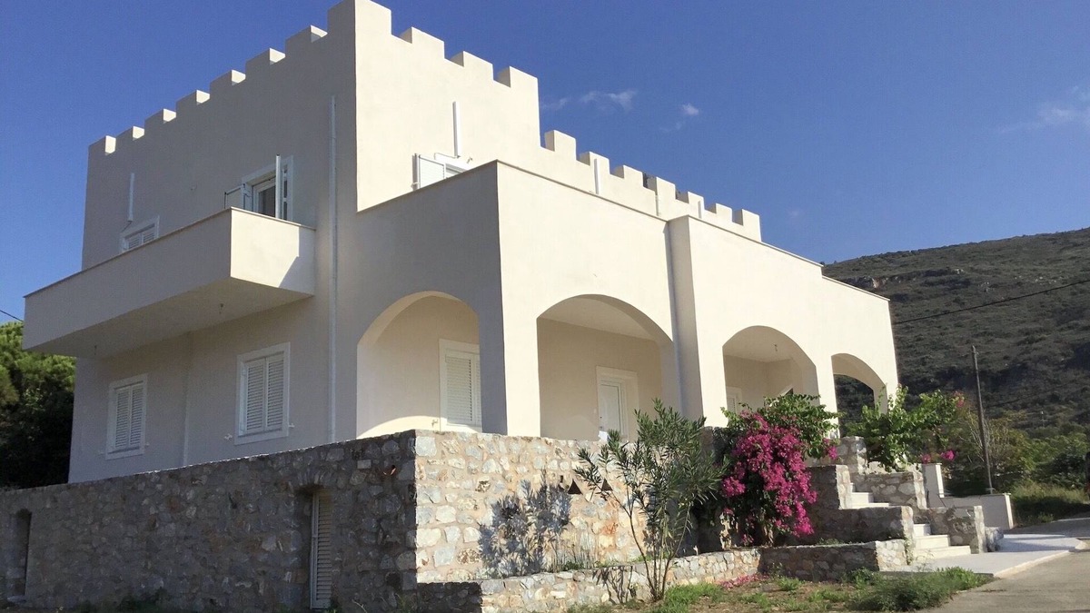 Neon Oitylo Villa | Beachfront Villa by the Sea