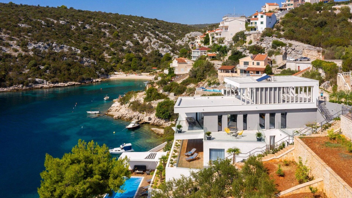 Vinisce Villa | Beachfront Villa Eleganza with Pool