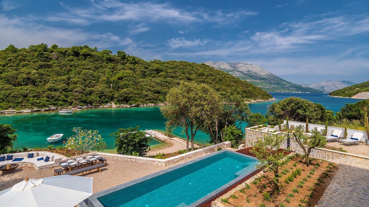 Cove Tri Zala (Zrnovo) Villa | Beachfront Villa Feodora Grande with Pool