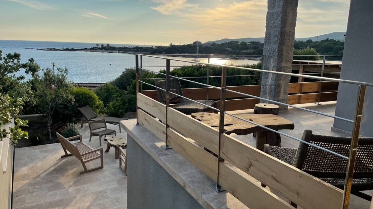 Tizzano Villa | Beachfront villa.
