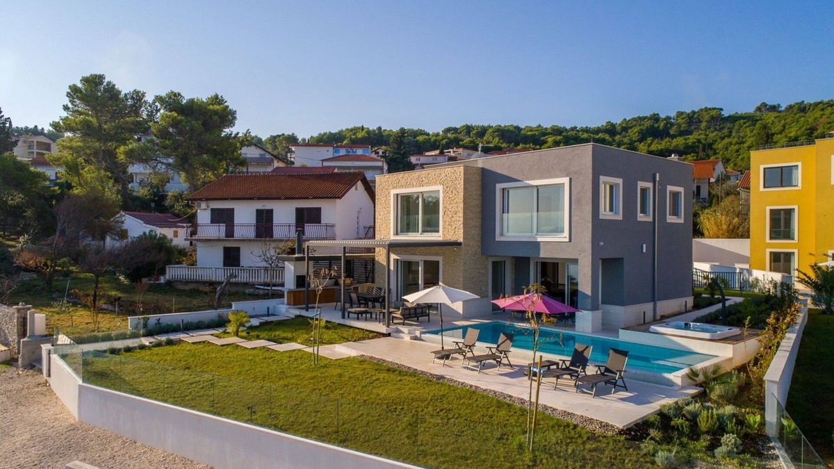 Slatine Villa | Beachfront Villa Grey Martini with Pool