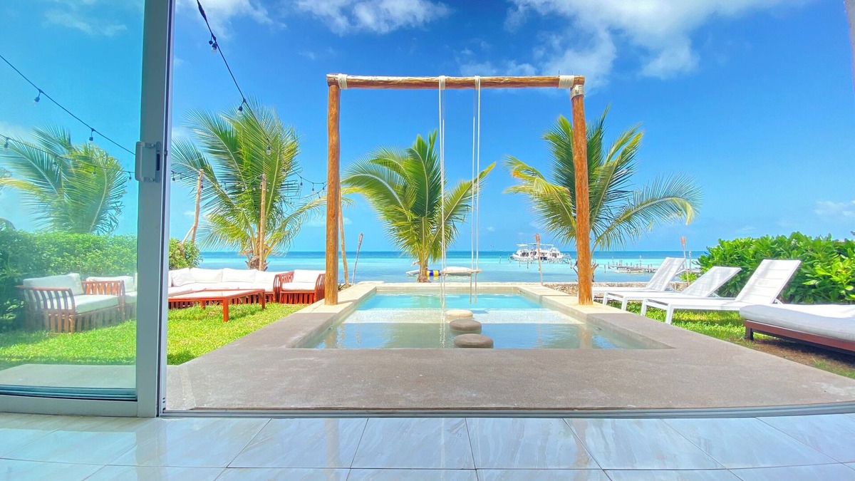 Zona Hotelera Villa | Beachfront Villa Luna: 2 Pools, tennis court, chef and 5-bedrooms w/great views