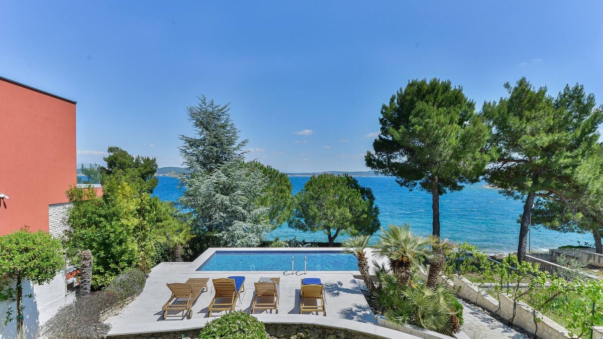 Kukljica Villa | Beachfront Villa Mediterranea with pool