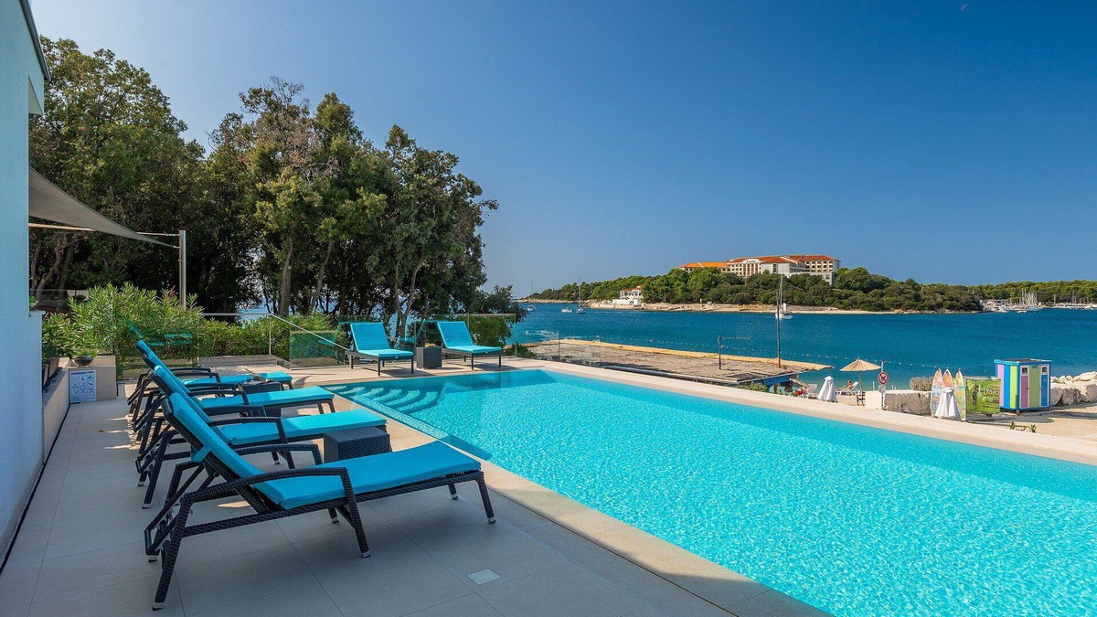 Pjescana Uvala Villa | Beachfront Villa Naviblue with Pool
