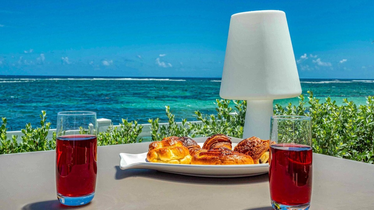 L'Autre-Bord Villa | Beachfront villa rental, sea view - sleeps 8
