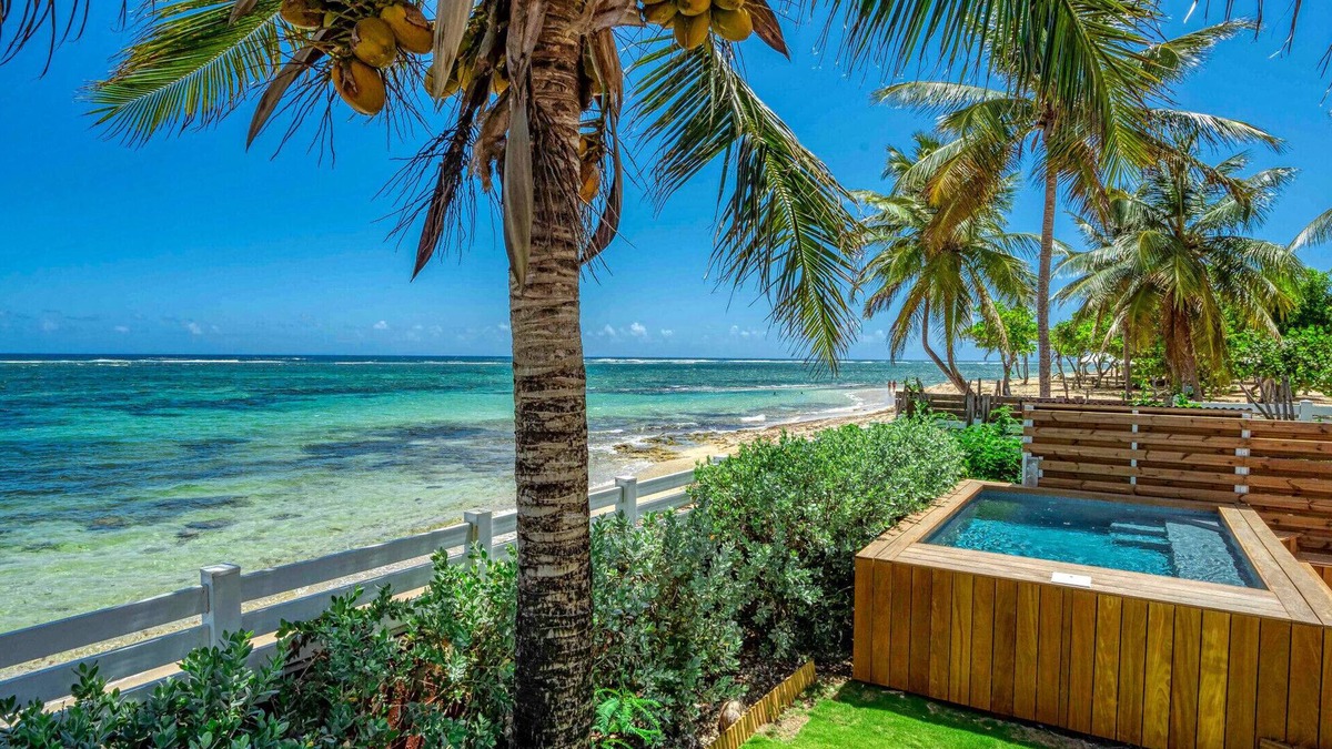 L'Autre-Bord Villa | Beachfront villa rental, sea view - sleeps 8