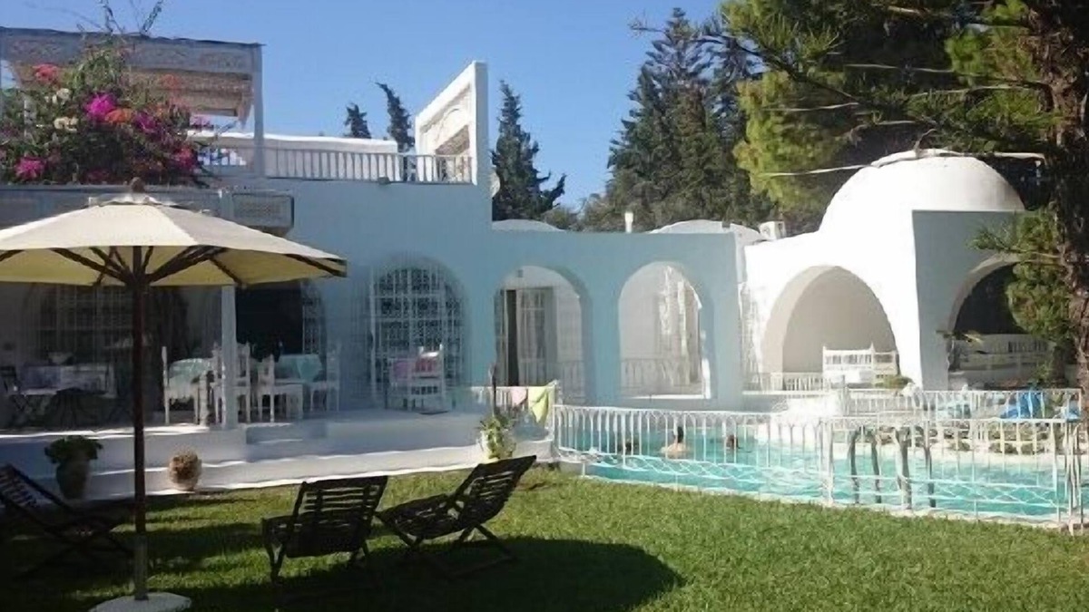 Mrezga Villa | Beachfront villa with pool in private residence