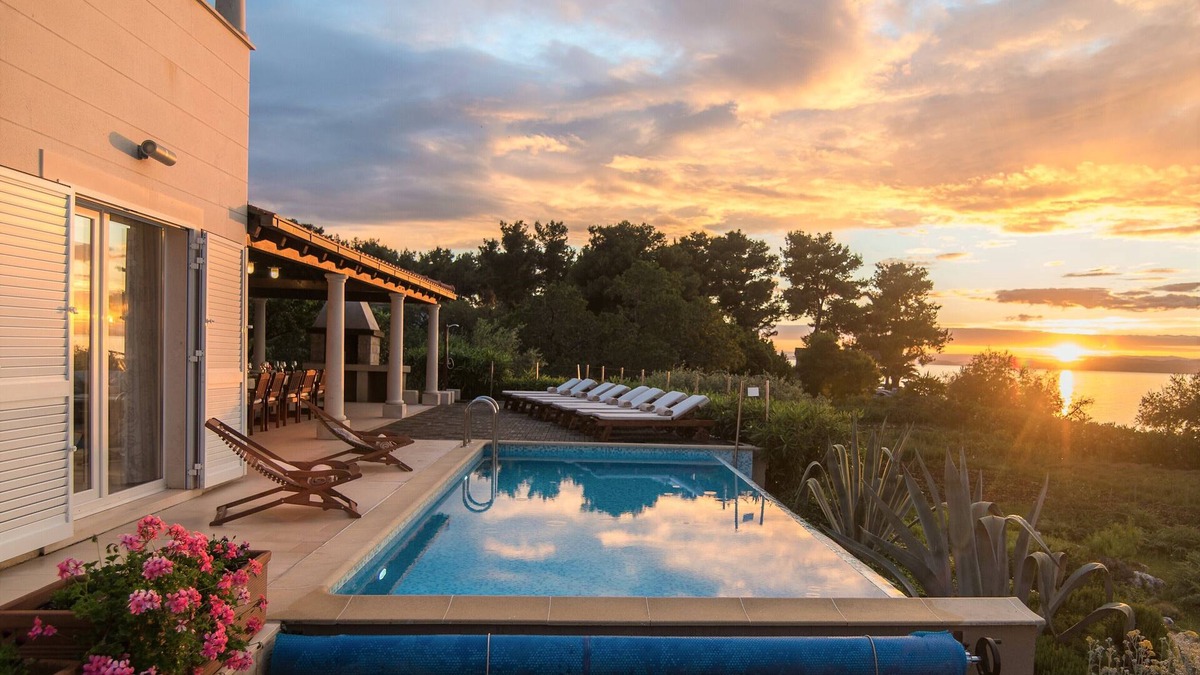 Mirce Villa | Beachfront villa wt heated infinity pool, jacuzzi, seaview terraces &eco gardens