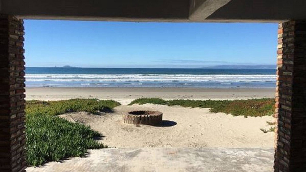 Lengueta Arenosa House | Beachfront with gorgeous Mexican flair and color. What you want in Mexico!