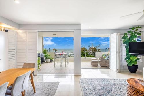 Maroochydore Apartment | Beachfront with Pool - 3 bed 2 bath spacious open plan