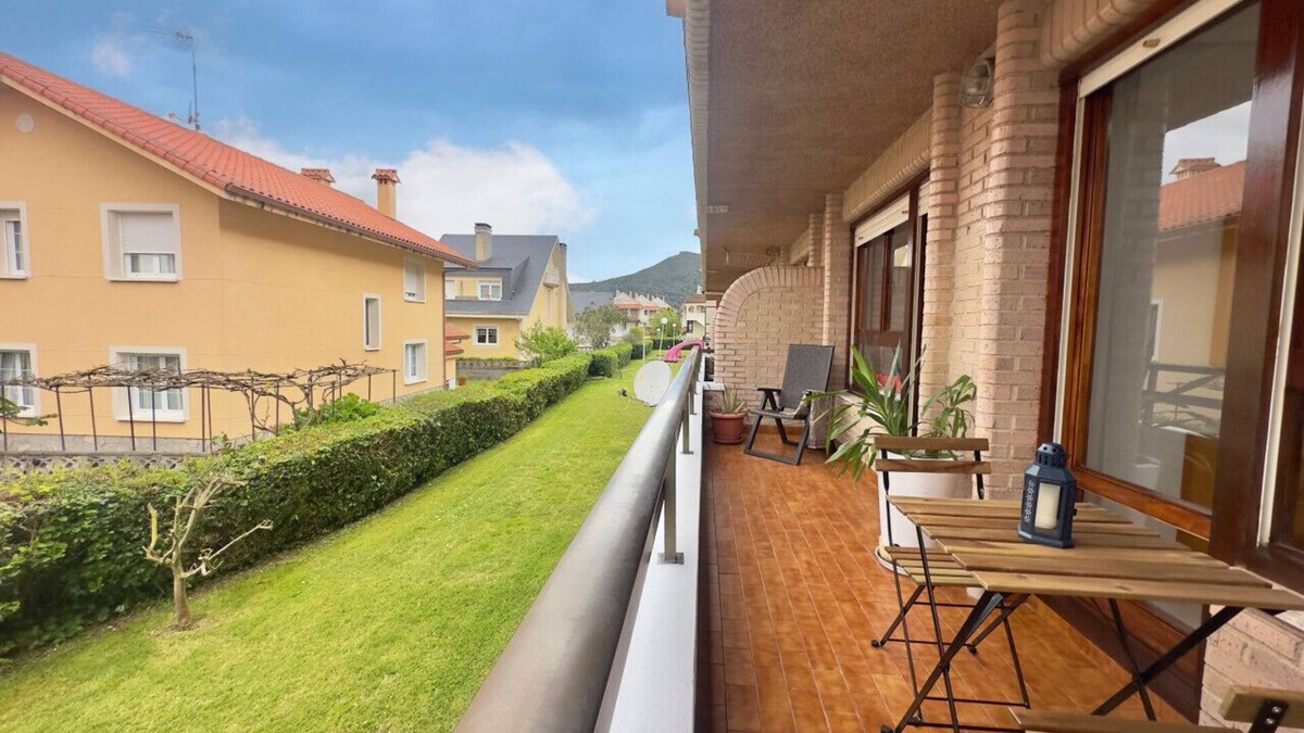 Santona Apartment | Beachfront with private garden La Galerna 17000