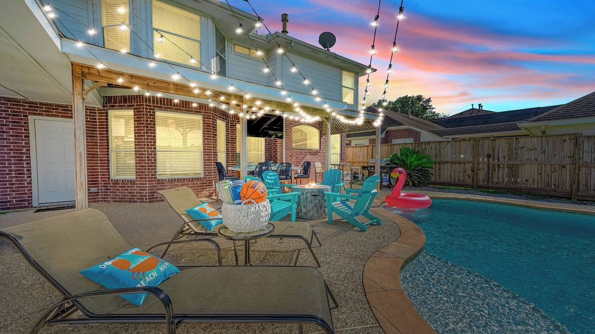 Pearland House | BeachFUNCasa, Firepit, PoolTable, Pool Oasis/Games