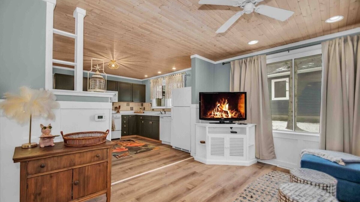 Grand Beach Cottage | Beachglass Cottage - Family Friendly Kids and Pets