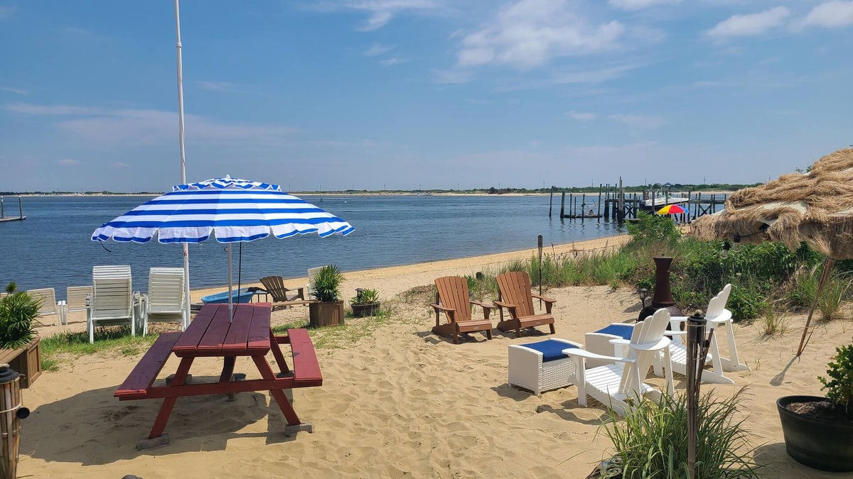 Highlands Apartment | BEACHHOUSE SUITE BEACH AND KAYAKS IN BACKYARD