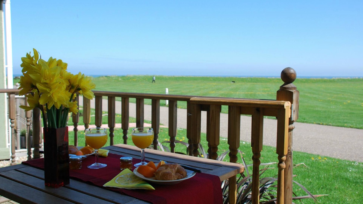 Bacton Ski Chalet | Beachscape, contemporary home, views across to the sea, dog friendly, free wifi