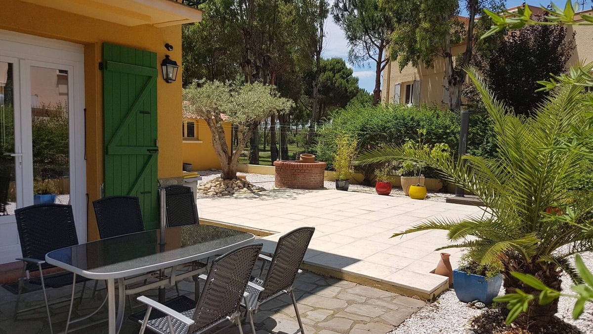 Argeles Plage Apartment | Beachside 2-Bed Apartment for 5 with Garden, BBQ & WiFi