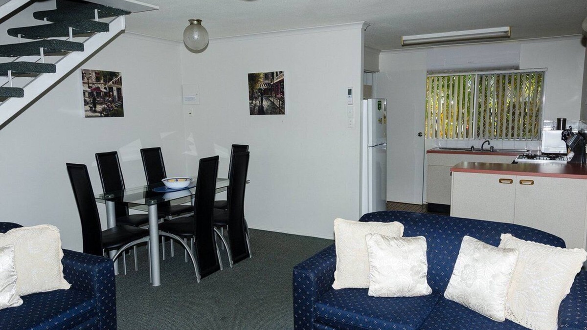 Torquay Apartment | Beachside 2 bedroom apartment with pool