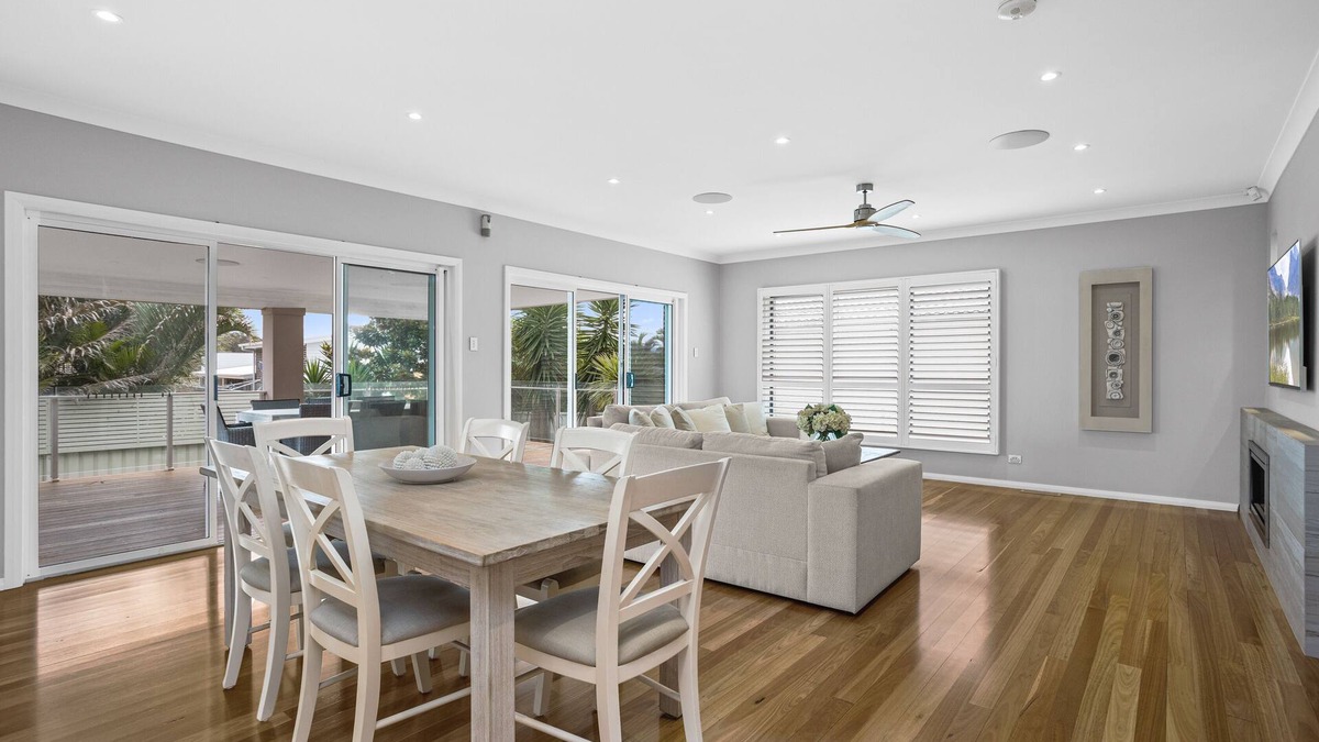 Warilla House | Beachside 4 Bedroom Luxury Home - meters to the beach!