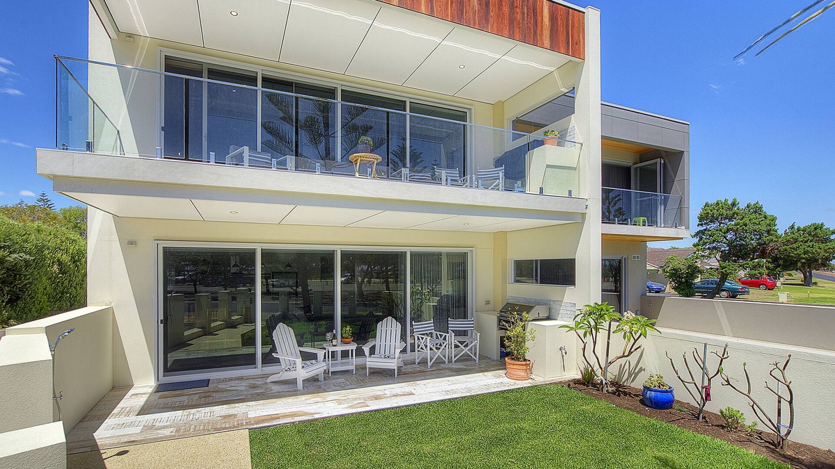 West Busselton Apartment | Beachside 880 beachfront luxury Apartment with Sunset views from the balcony.