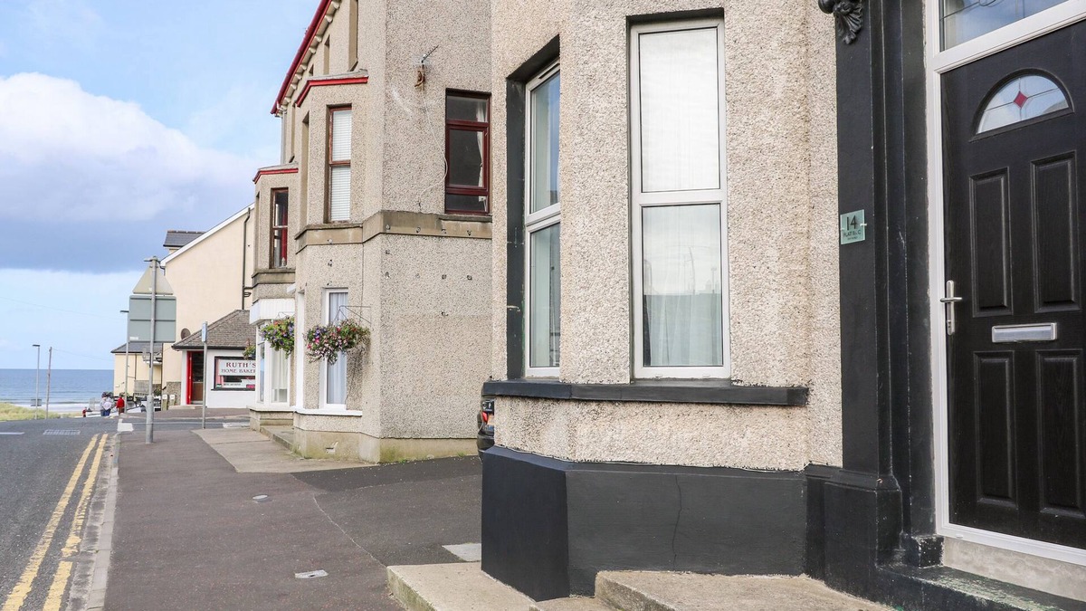 Castlerock Cottage | BEACHSIDE AND GOLF APARTMENT, pet friendly in Castlerock