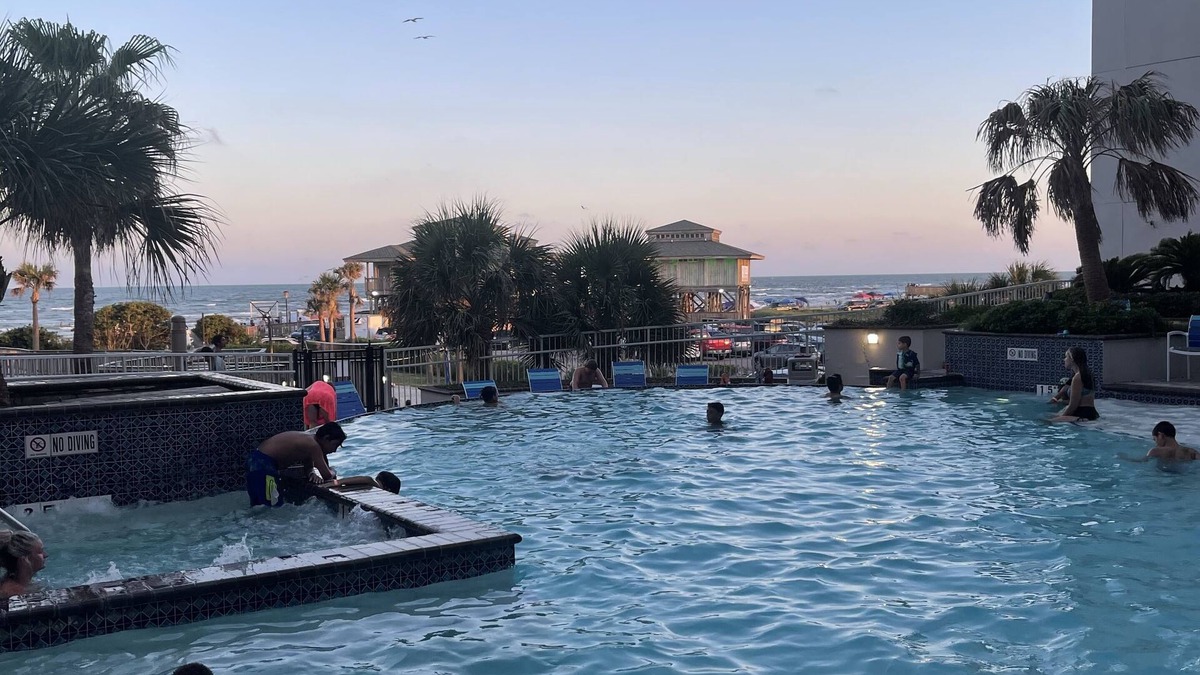 Galveston Resort | Beachside Beautiful Resort condo sleeps 8
