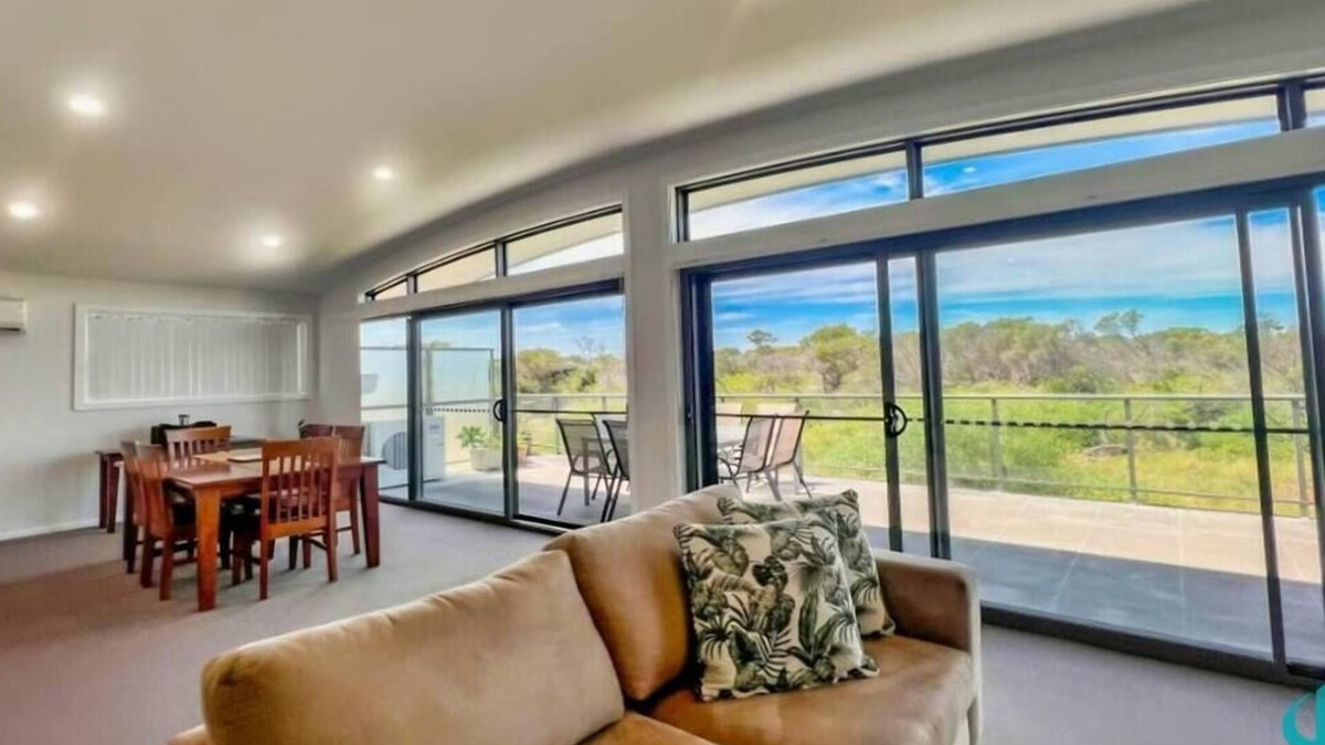 Caves Beach Apartment | Beachside Beauty - Short walk to Caves Beach