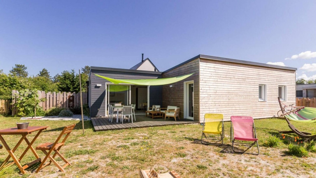 Lingreville Cottage | Beachside Bliss: Modern, Spacious Home with Terrace, BBQ, & Bikes – Pet Friendly!