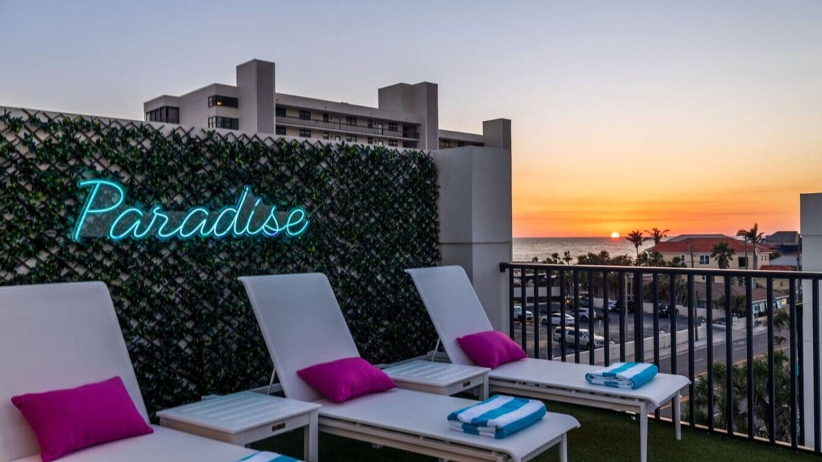 Madeira Beach House | Beachside Bliss | Rooftop Gulf Views & Fun Vibes