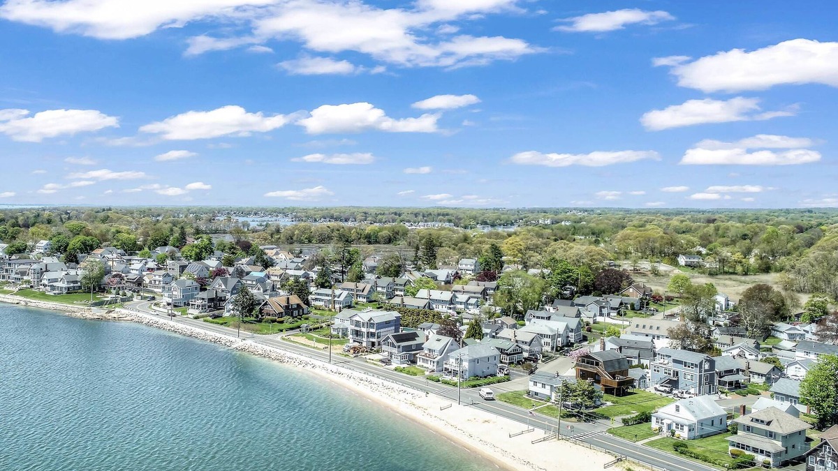 Stamford Cottage | Beachside Branford- walk to Beach, Grill